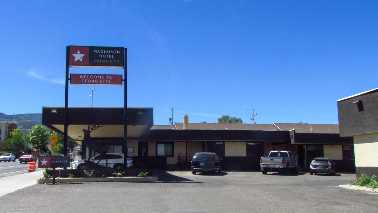 แม็คนูสัน โฮเต็ล ซีดาร์ซิตี้ Motel ภายนอก รูปภาพ